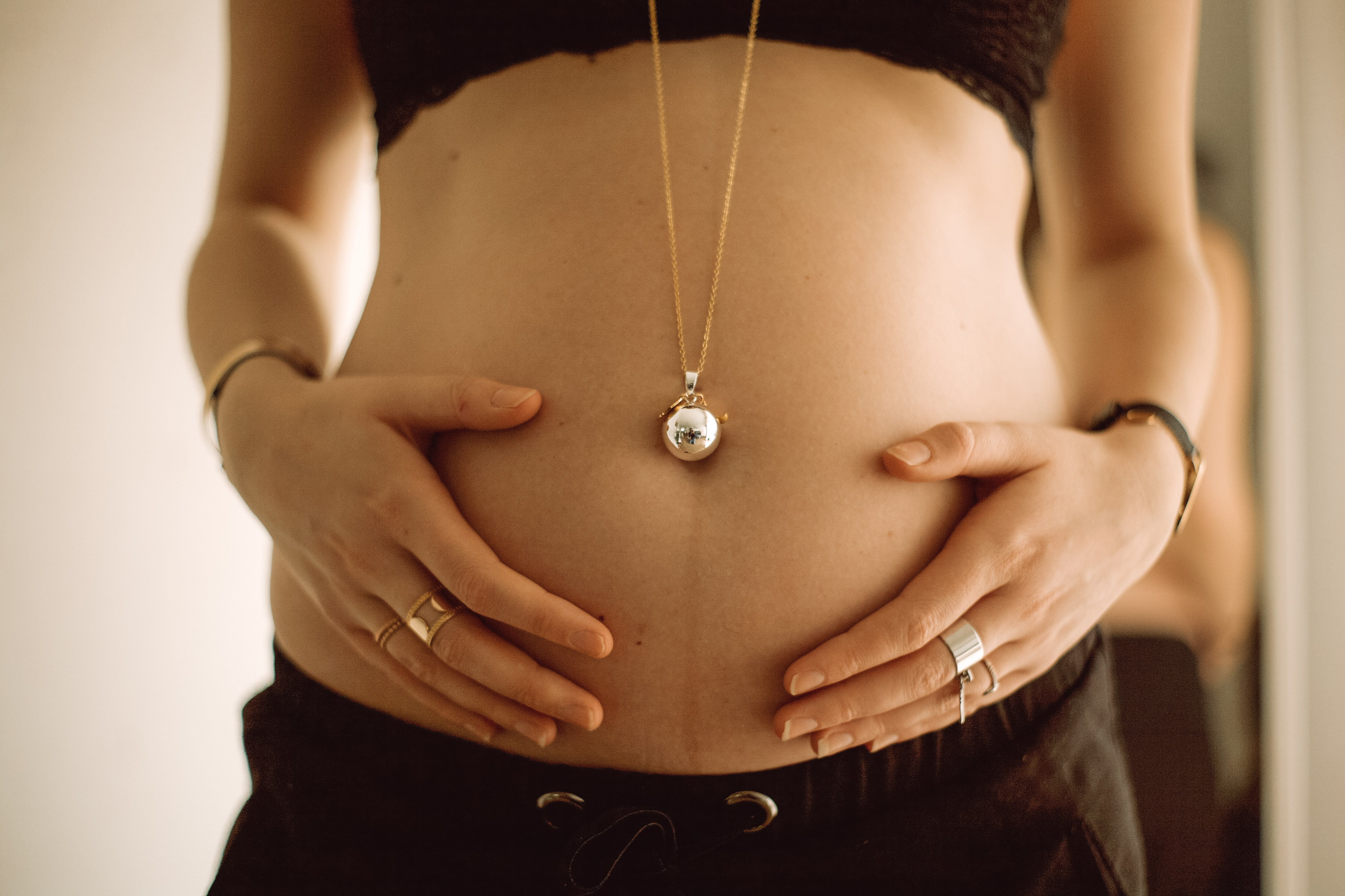 Le bola de grossesse : ce bijou dont les futures mamans raffolent - Tiniloo