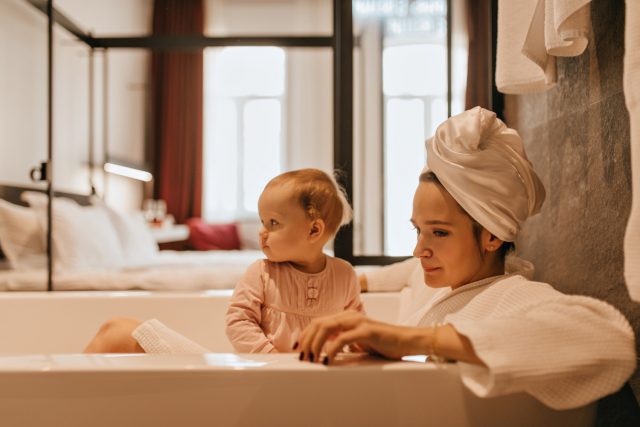 prendre bain avec bébé