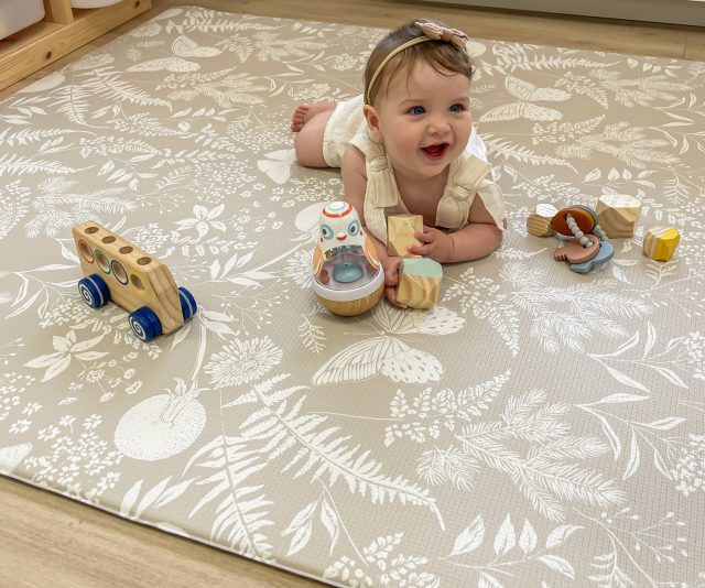 bébé sur un tapis de motricité