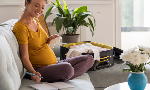 future maman préparant sa liste de naissance